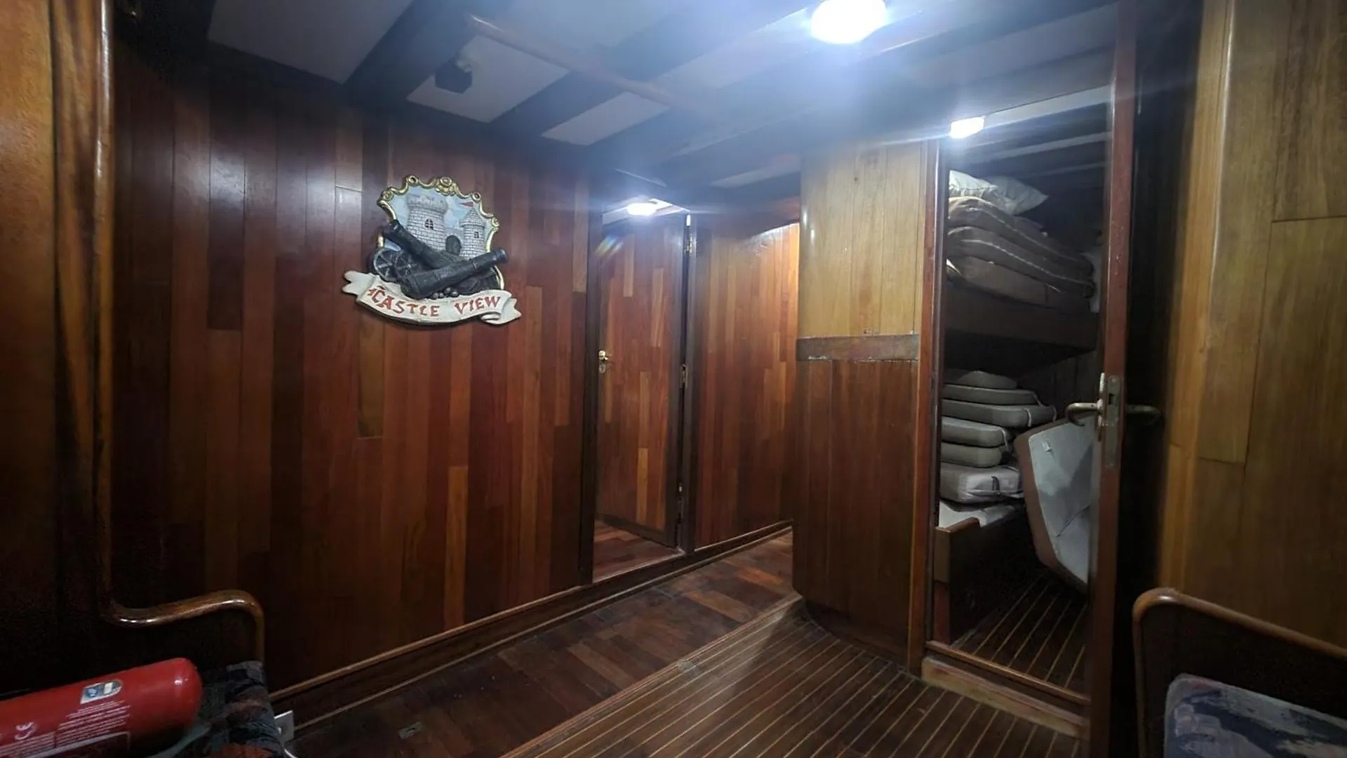 Botel Bateau Pirate Hotel Crespinet