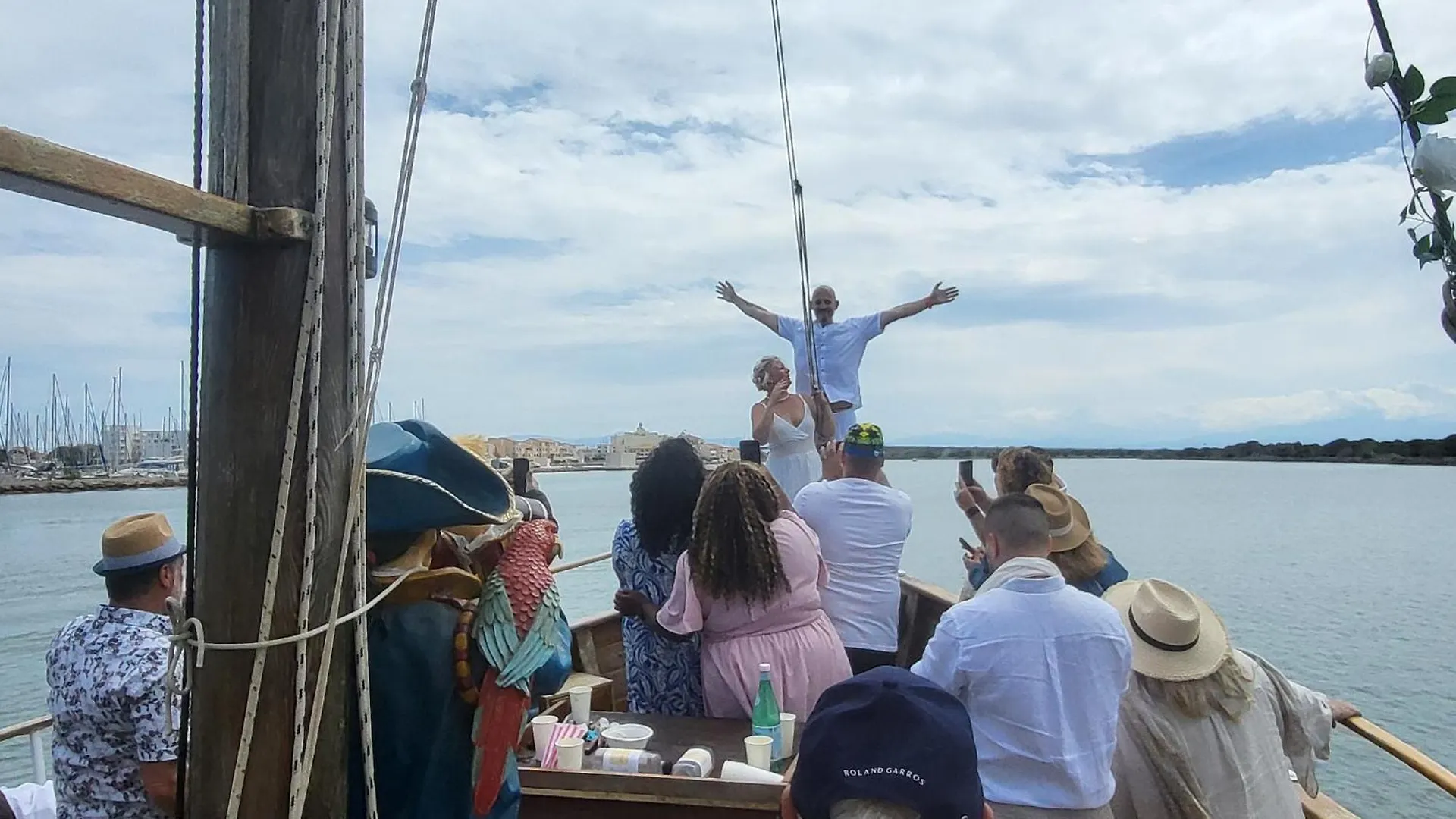 Botel Bateau Pirate Hotel Crespinet France